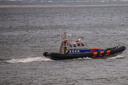 Zeiljacht in problemen naar haven gesleept door KNRM