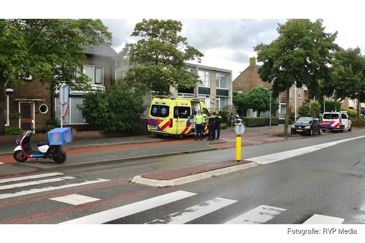 Maaltijdbezorgster onderuit met scooter door regen in Den Helder