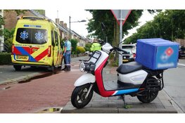 Maaltijdbezorgster onderuit met scooter door regen in Den Helder