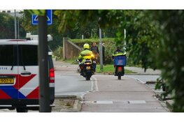 Maaltijdbezorgster onderuit met scooter door regen in Den Helder