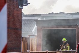 Brandweer blust barbecuebrand in achtertuin aan Molenplantsoen in Den Helder