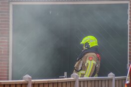 Brandweer blust barbecuebrand in achtertuin aan Molenplantsoen in Den Helder