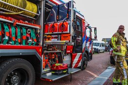 Brandweer blust barbecuebrand in achtertuin aan Molenplantsoen in Den Helder