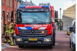 Brandweer blust barbecuebrand in achtertuin aan Molenplantsoen in Den Helder