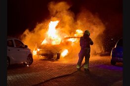 Autobrand in Den Helder, politie onderzoekt mogelijke brandstichting