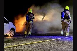 Autobrand in Den Helder, politie onderzoekt mogelijke brandstichting