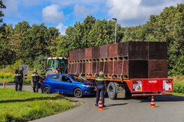 Aanrijding tussen auto en trekker op Touwslagersweg in Den Helder