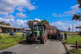 Aanrijding tussen auto en trekker op Touwslagersweg in Den Helder