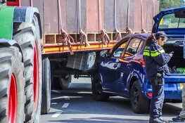 Aanrijding tussen auto en trekker op Touwslagersweg in Den Helder