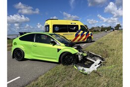 Auto botst hard op trekker in Den Helder, enorme schade en wegafsluiting