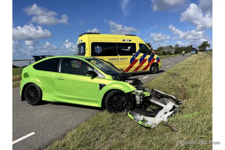 Auto botst hard op trekker in Den Helder, enorme schade en wegafsluiting