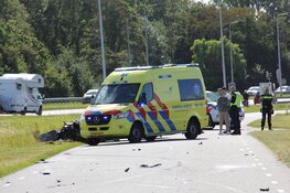 Auto botst hard op trekker in Den Helder, enorme schade en wegafsluiting