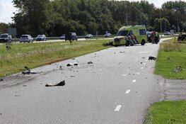 Auto botst hard op trekker in Den Helder, enorme schade en wegafsluiting