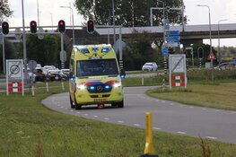 Auto botst hard op trekker in Den Helder, enorme schade en wegafsluiting