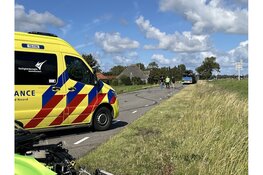 Auto botst hard op trekker in Den Helder, enorme schade en wegafsluiting