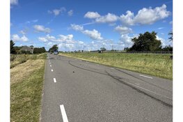 Auto botst hard op trekker in Den Helder, enorme schade en wegafsluiting