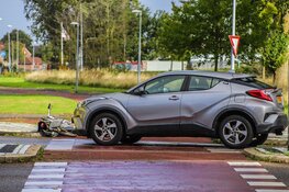 Aanrijding tussen auto en fietsster op kruising Schootenweg