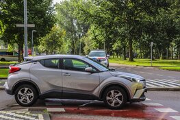 Aanrijding tussen auto en fietsster op kruising Schootenweg