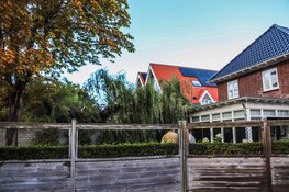 Boom breekt af en belandt op uitbouw aan Sumatrastraat in Den Helder