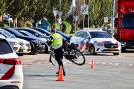 Fietsster licht gewond bij ongeval met vrachtwagen in Den Helder