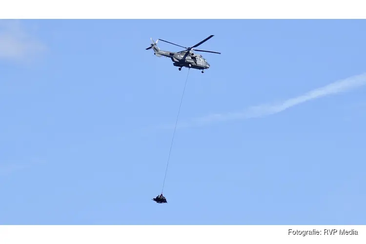 Defensie oefent met helikopters boven Nederland, duikerdroppings boven Den Helder