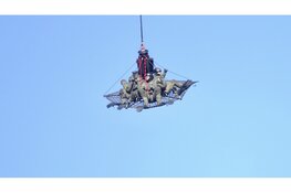 Defensie oefent met helikopters boven Nederland, duikerdroppings boven Den Helder