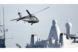 Defensie oefent met helikopters boven Nederland, duikerdroppings boven Den Helder