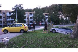 Automobilist verliest macht over het stuur na verlies remmen op rotonde in Den Helder