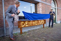 Bijzonder naambord onthuld bij stadhuis op Willemsoord