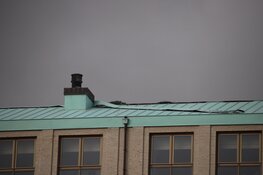 Kruising N250 naar veerboot afgesloten vanwege los zittende dakplaten op flatgebouw