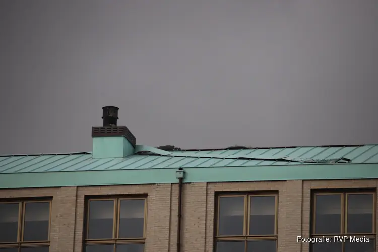 Kruising N250 naar veerboot afgesloten vanwege los zittende dakplaten op flatgebouw