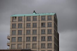 Kruising N250 naar veerboot afgesloten vanwege los zittende dakplaten op flatgebouw