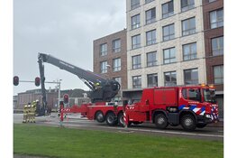 Kruising N250 naar veerboot afgesloten vanwege los zittende dakplaten op flatgebouw