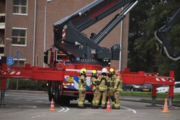 Kruising N250 naar veerboot afgesloten vanwege los zittende dakplaten op flatgebouw