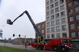 Kruising N250 naar veerboot afgesloten vanwege los zittende dakplaten op flatgebouw