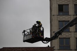 Kruising N250 naar veerboot afgesloten vanwege los zittende dakplaten op flatgebouw