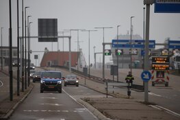 Kruising N250 naar veerboot afgesloten vanwege los zittende dakplaten op flatgebouw