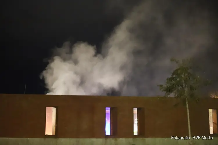 Brand op dak van AZC Den Helder zorgt voor grote rookontwikkeling
