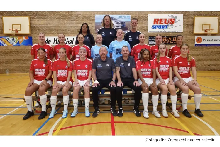 Zeemacht-vrouwen met zevenklapper naar volgende bekerronde