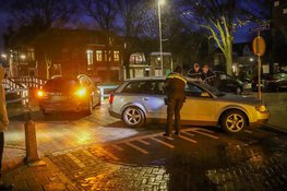 Auto komt tegen paaltje tot stilstand na botsing met andere auto, bestuurder neemt de benen