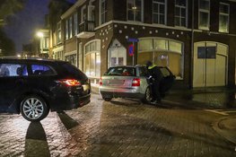 Auto komt tegen paaltje tot stilstand na botsing met andere auto, bestuurder neemt de benen