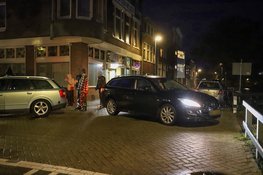 Auto komt tegen paaltje tot stilstand na botsing met andere auto, bestuurder neemt de benen