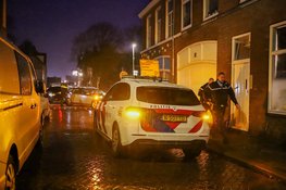 Auto komt tegen paaltje tot stilstand na botsing met andere auto, bestuurder neemt de benen