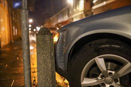 Auto komt tegen paaltje tot stilstand na botsing met andere auto, bestuurder neemt de benen
