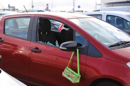 Groot aantal autoinbraken bij TESO-parkeerterrein in Den Helder, twee aanhoudingen