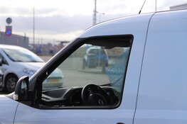 Groot aantal autoinbraken bij TESO-parkeerterrein in Den Helder, twee aanhoudingen