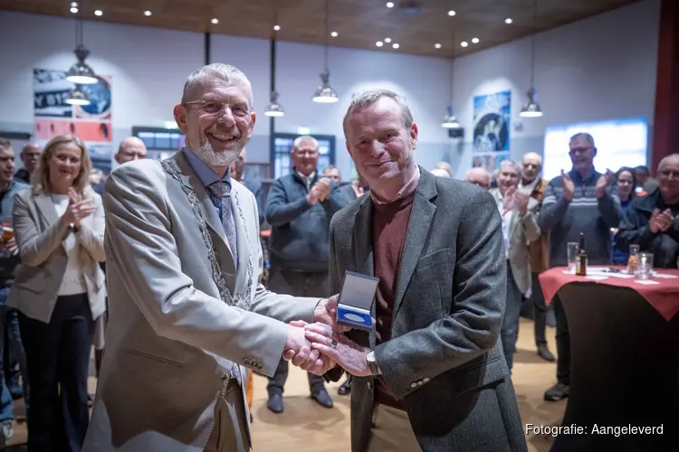 Zilveren erepenning voor Kees Boelema Robertus