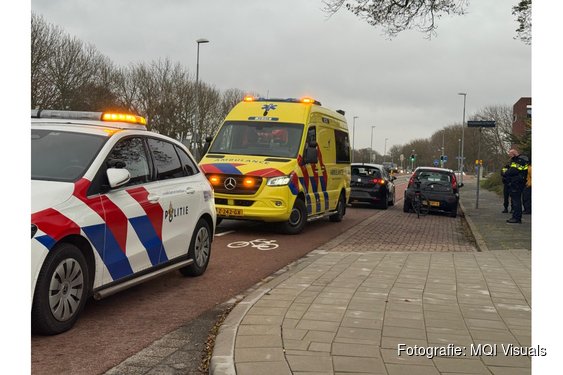 Fietser botst hard achterop auto in Den Helder en raakt gewond