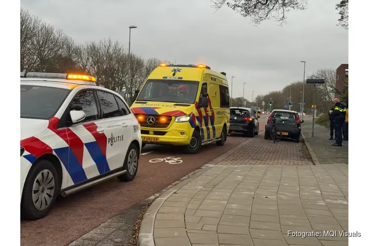 Fietser botst hard achterop auto in Den Helder en raakt gewond