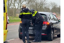 Fietser botst hard achterop auto in Den Helder en raakt gewond